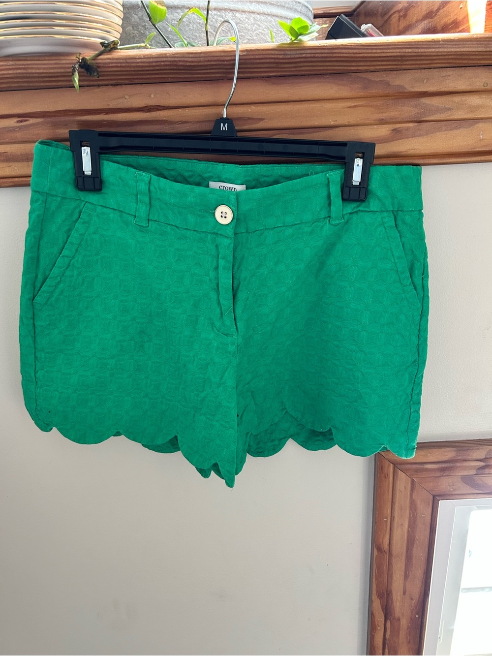 crown & ivy Green Scallop Hem High-Waist Shorts - Picture 2 of 4